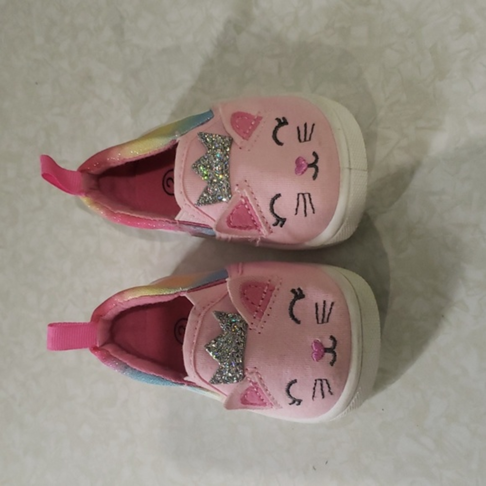 Pink kitty cat baby shoes with glittery rainbow colors on heel size 2